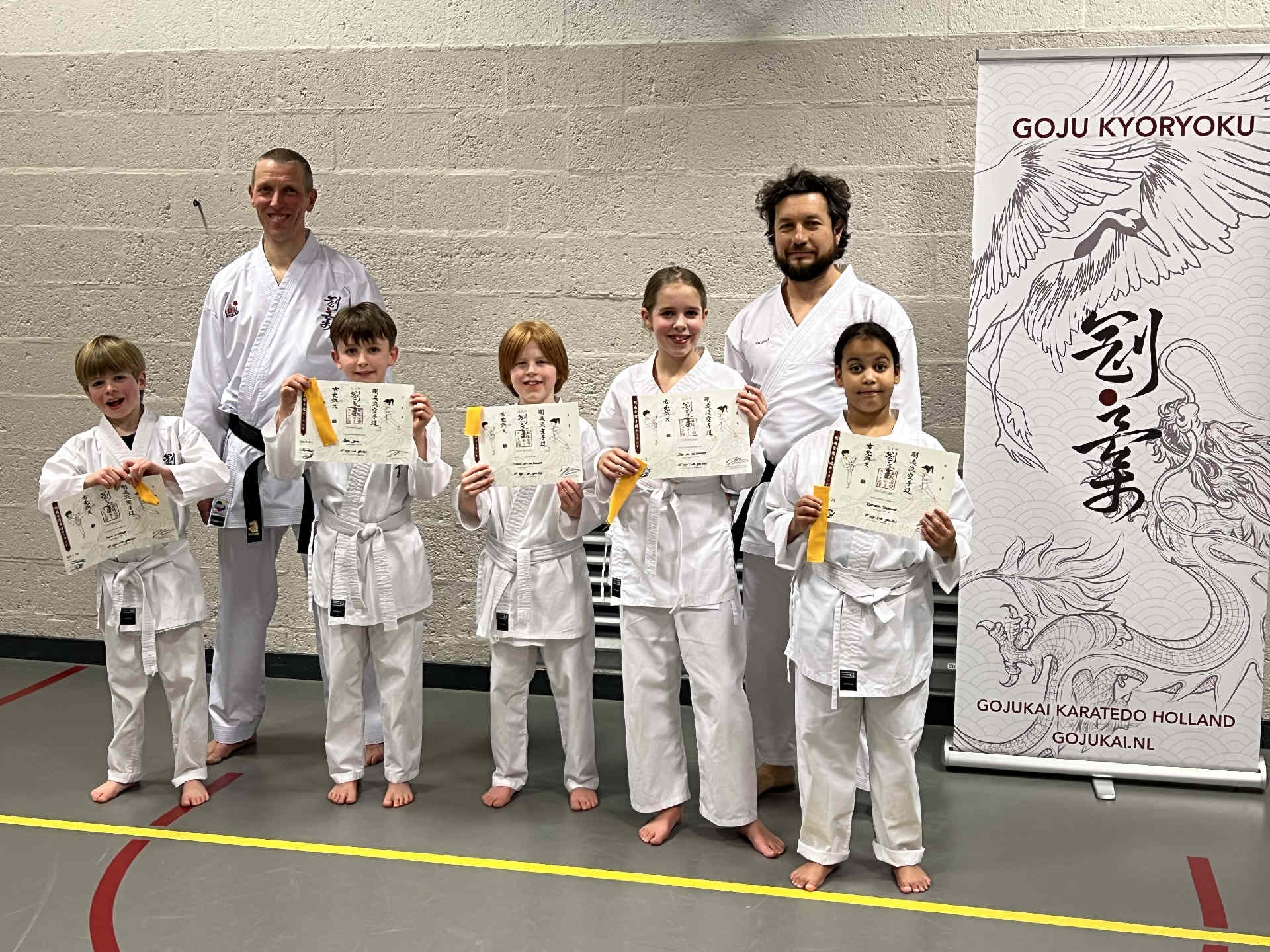 Junioren van Goju Kyoryoku met hun leraren na een training