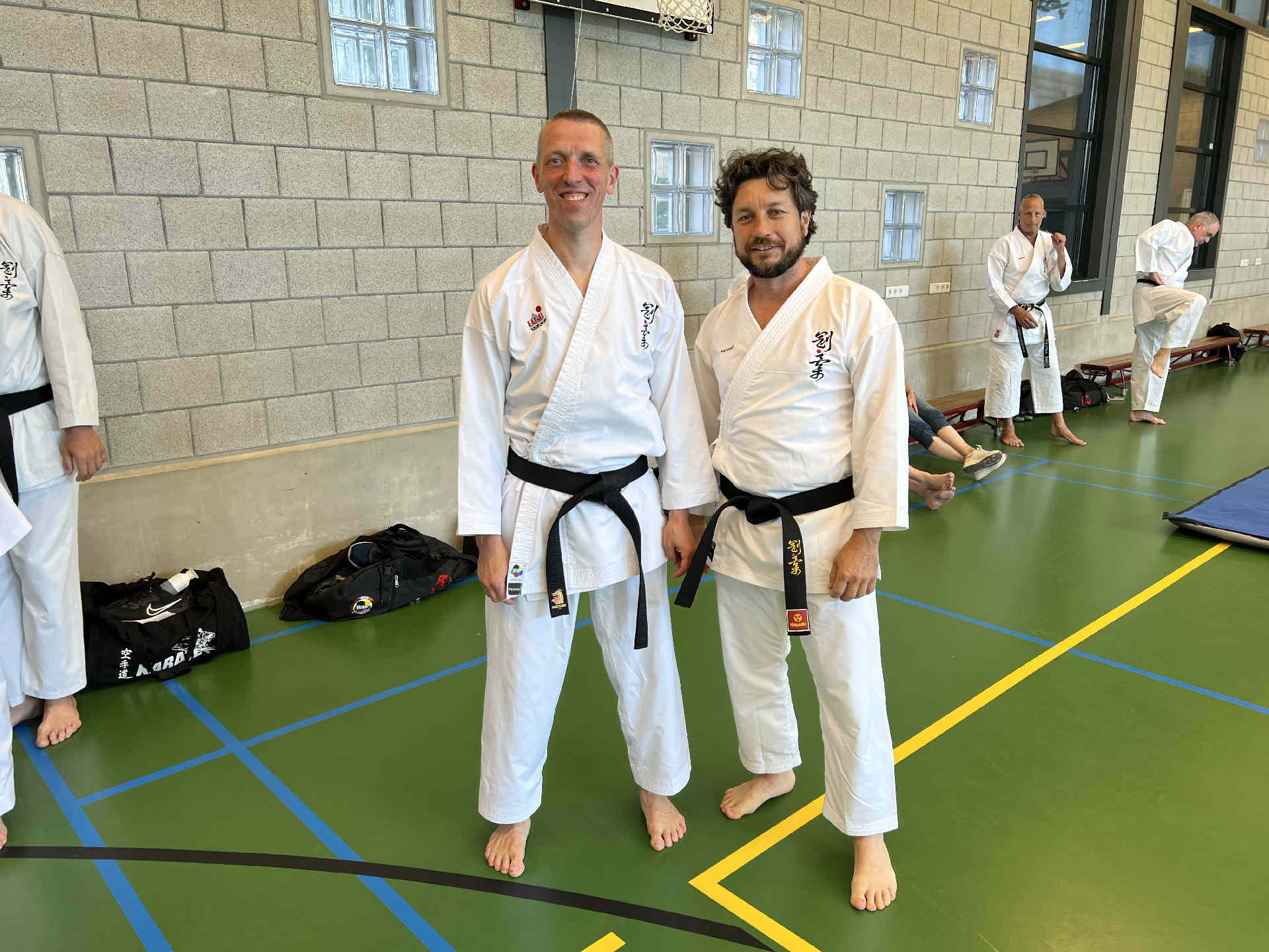 Leraren Martin Booman en Trifon Drumkov in karatepak